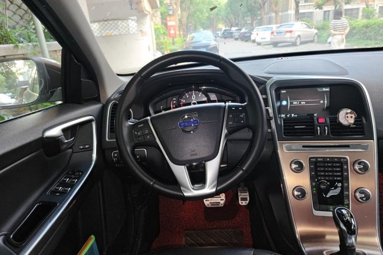 Used Volvo XC60 2017 T5 AWD Smart Upgrade Model Steering Wheel