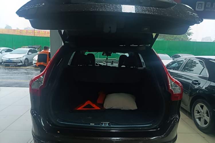 Used Volvo XC60 2017 T5 AWD Smart Range Edition Trunk
