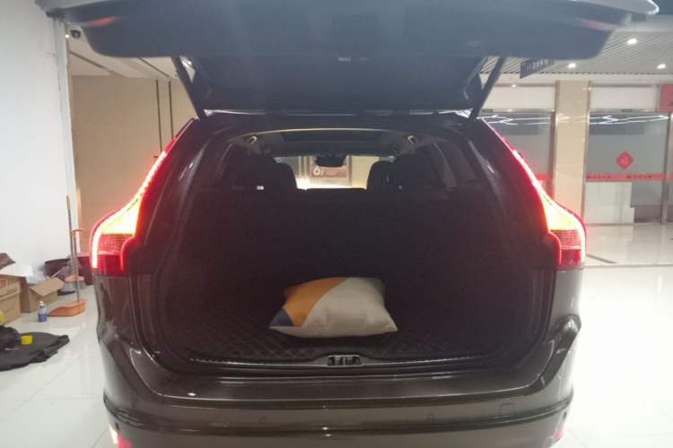Used Volvo XC60 2017 T5 AWD Smart Upgrade Edition Trunk