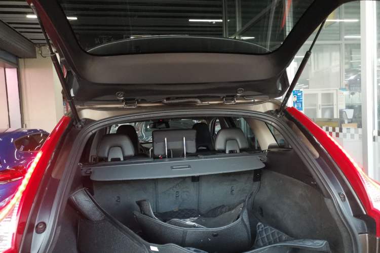 Used Volvo XC60 2017 T5 Smart Upgrade Edition Trunk