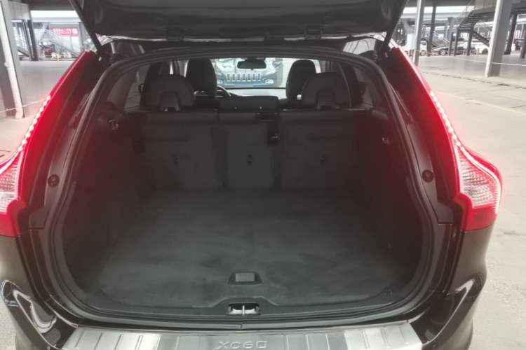 Used Volvo XC60 2017 T5 AWD Smart Upgrade Edition Trunk
