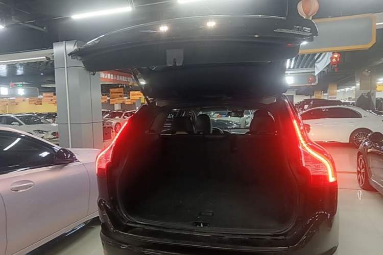 Used Volvo XC60 2017 T5 AWD Smart Upgrade Model Trunk