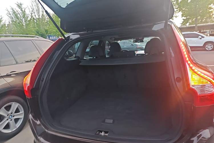 Used Volvo XC60 2017 T5 AWD Smart Upgrade Edition Trunk