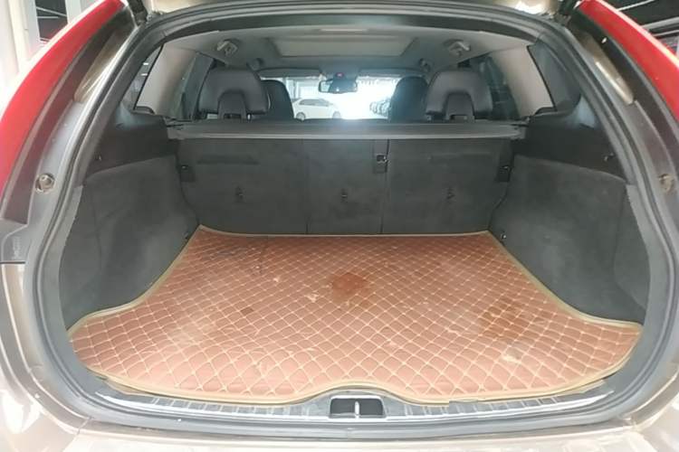 Used Volvo XC60 2017 T5 AWD Smart Upgrade Edition Trunk