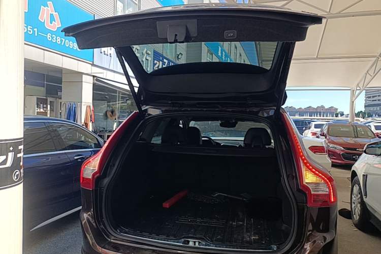 Used Volvo XC60 2017 T5 AWD Smart Upgrade Edition Trunk