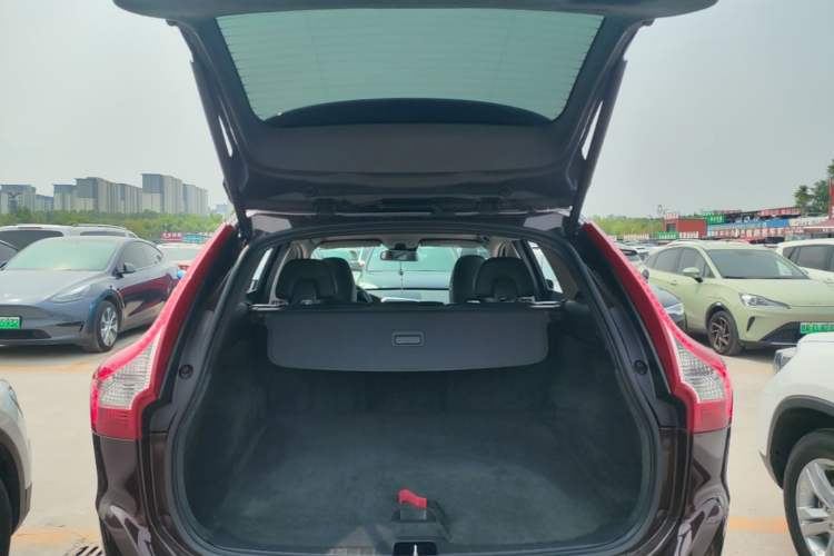 Used Volvo XC60 2017 T5 Smart Upgrade Edition Trunk