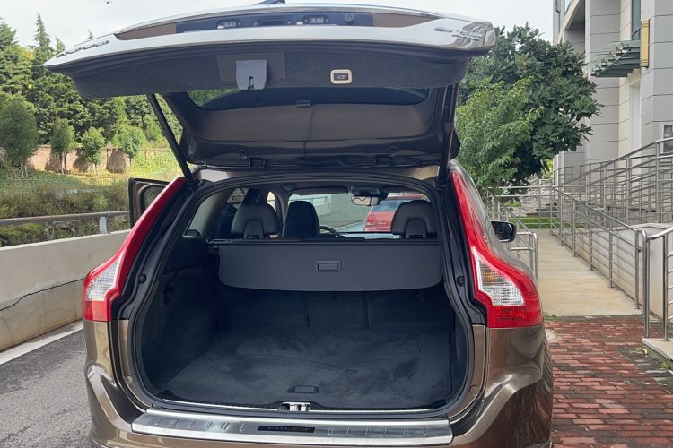 Used Volvo XC60 2017 T5 AWD Smart Upgrade Edition Trunk