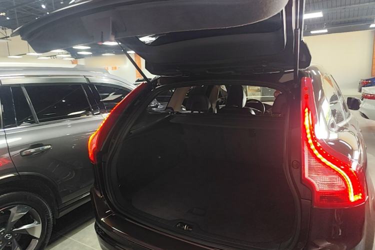 Used Volvo XC60 2017 T5 AWD Smart Upgrade Edition Trunk