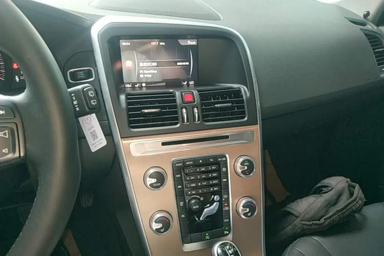 Used Volvo XC60 2017 T5 Smart Upgrade Edition Audio And AC Panel