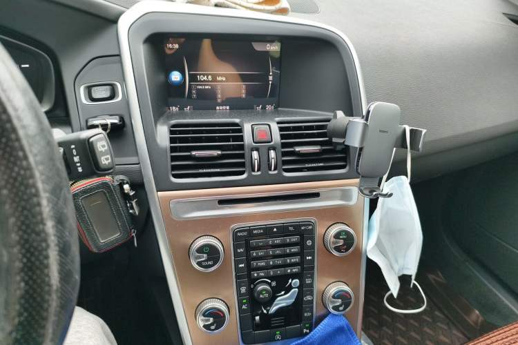 Used Volvo XC60 2017 T5 Smart Upgrade Edition Audio And AC Panel