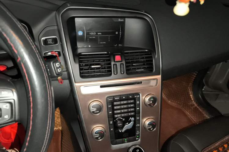 Used Volvo XC60 2017 T5 AWD Smart Upgrade Edition Audio And AC Panel