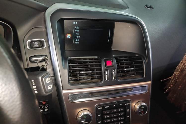 Used Volvo XC60 2017 T5 AWD Smart Upgrade Model Audio And AC Panel