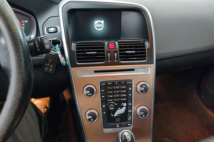 Used Volvo XC60 2017 T5 AWD Smart Upgrade Model Audio And AC Panel