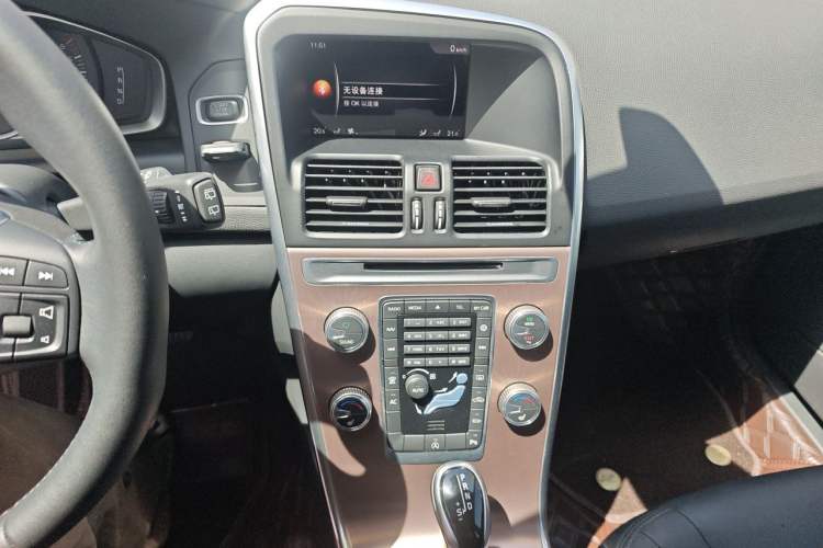 Used Volvo XC60 2017 T5 Smart Upgrade Edition Audio And AC Panel