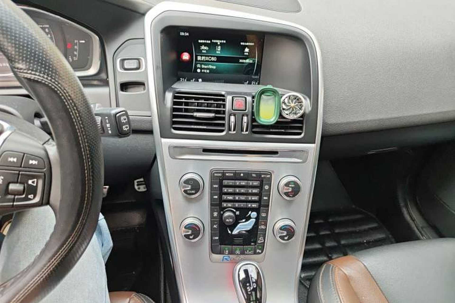 Used Volvo XC60 2017 T5 AWD Smart Range Edition Audio And AC Panel