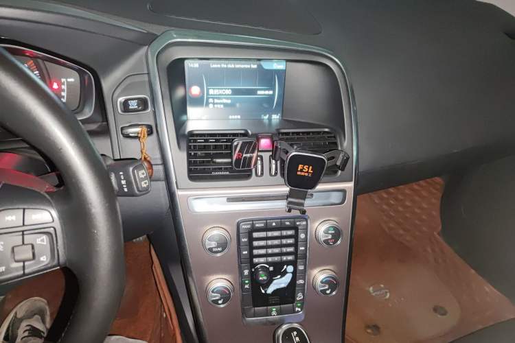 Used Volvo XC60 2017 T5 AWD Smart Upgrade Model Audio And AC Panel
