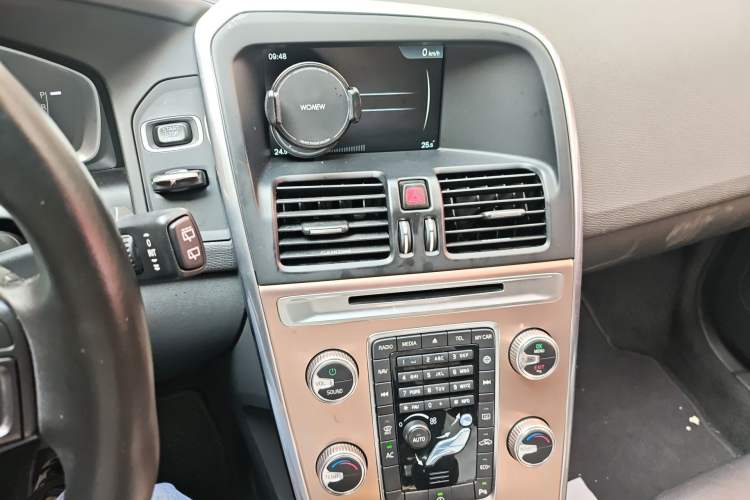 Used Volvo XC60 2017 T5 Smart Upgrade Edition Audio And AC Panel