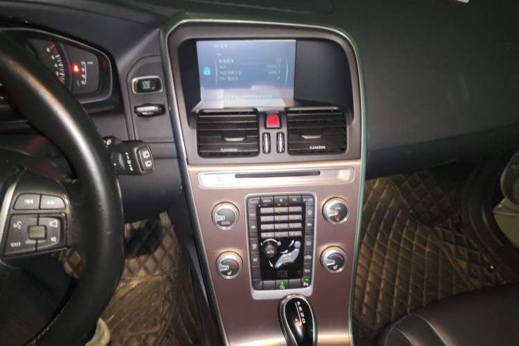 Used Volvo XC60 2017 T5 Smart Upgrade Edition Audio And AC Panel