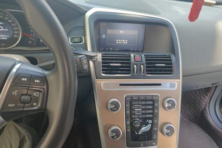 Used Volvo XC60 2017 T5 AWD Smart Upgrade Edition Audio And AC Panel