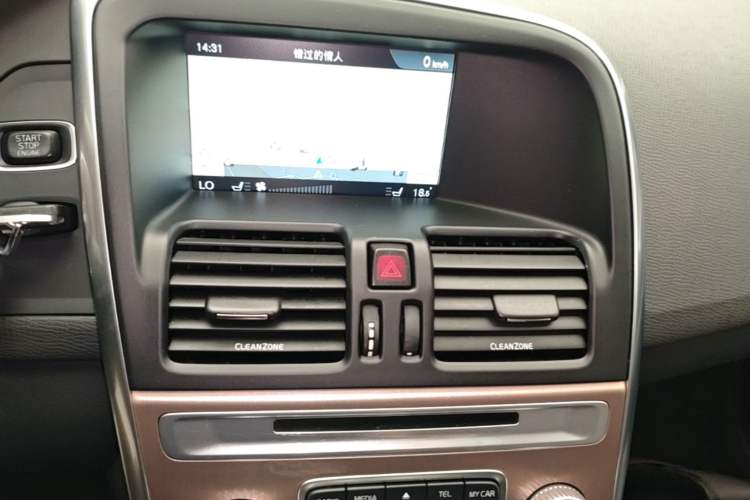 Used Volvo XC60 2017 T5 AWD Smart Upgrade Edition Audio And AC Panel