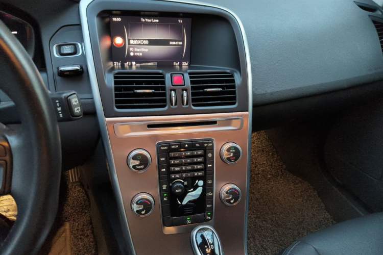 Used Volvo XC60 2017 T5 Smart Upgrade Edition Audio And AC Panel
