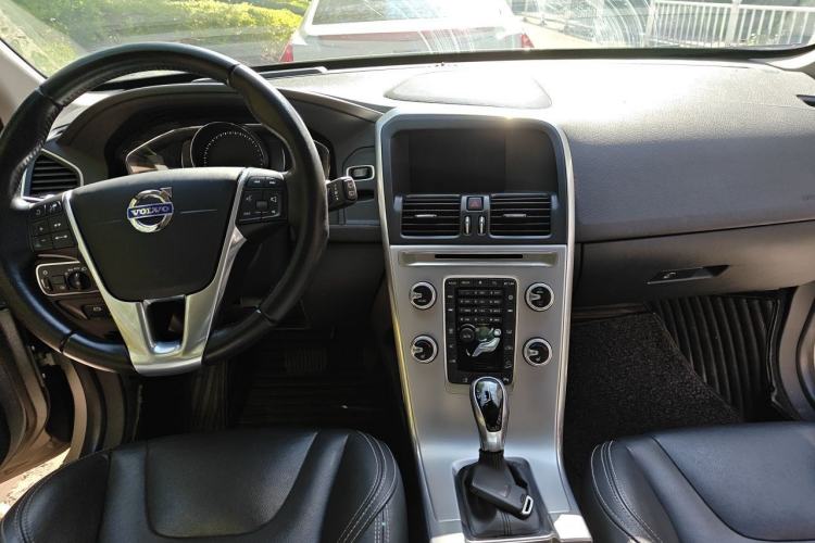 Used Volvo XC60 2017 T5 AWD Smart Range Edition Center Console