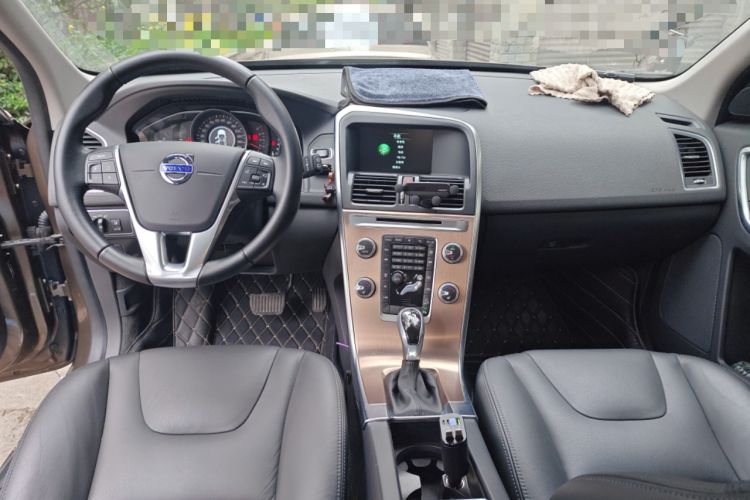 Used Volvo XC60 2017 T5 AWD Smart Upgrade Model Center Console