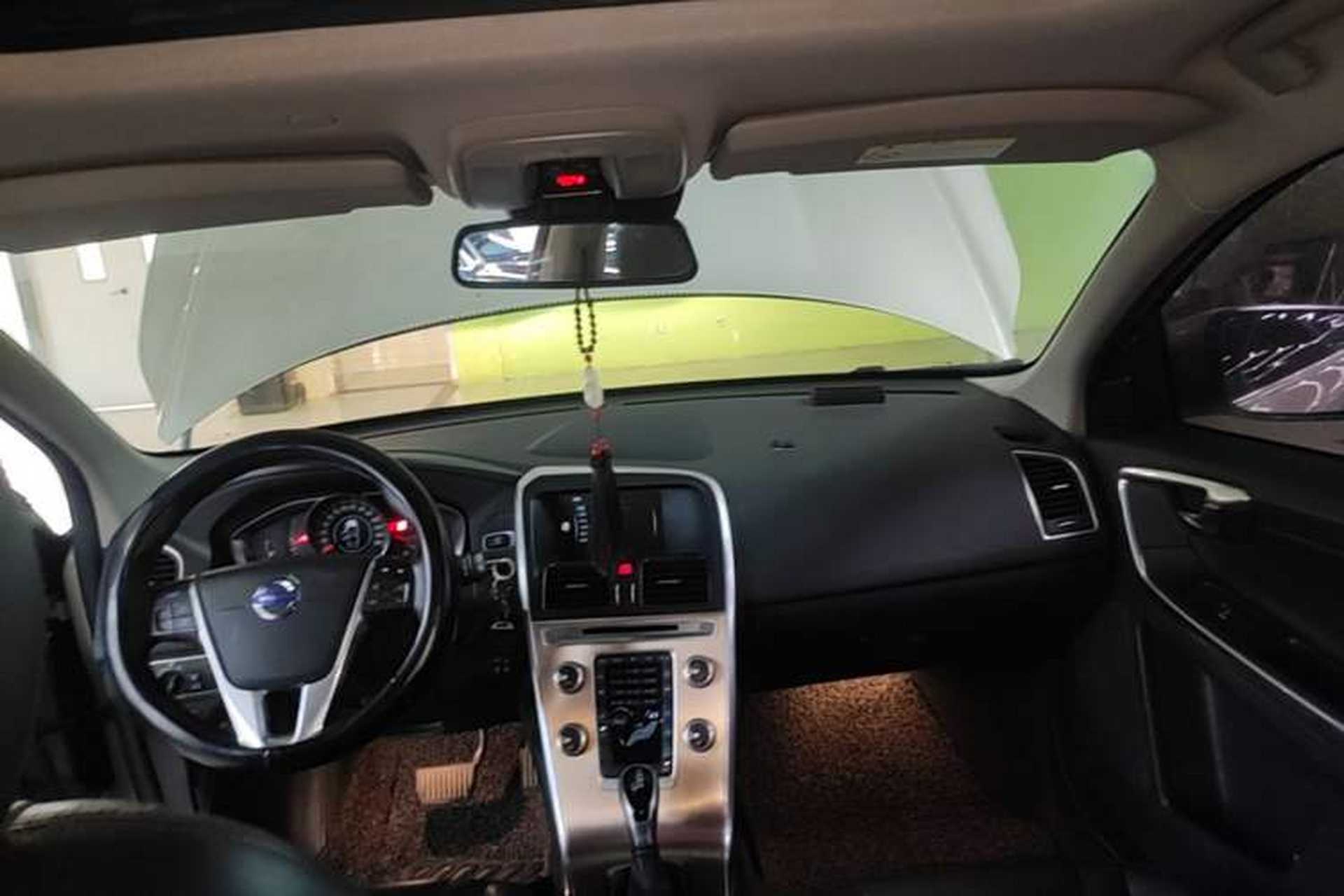 Used Volvo XC60 2017 T5 AWD Smart Upgrade Model Center Console