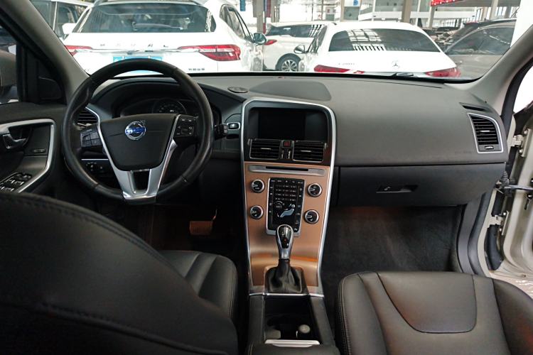 Used Volvo XC60 2017 T5 AWD Smart Upgrade Model Center Console