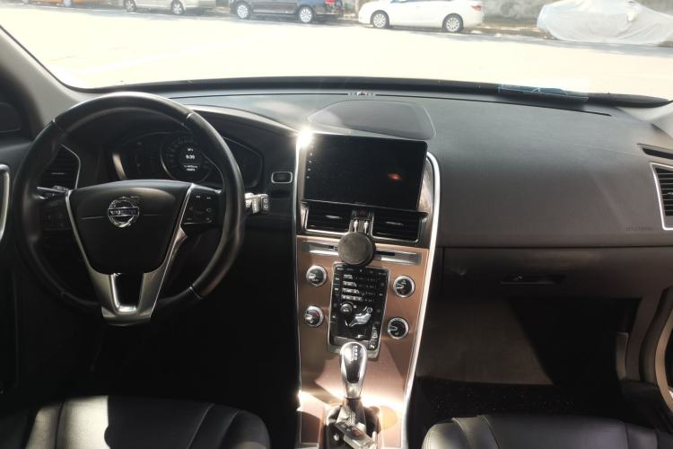Used Volvo XC60 2017 T5 AWD Smart Upgrade Edition Center Console