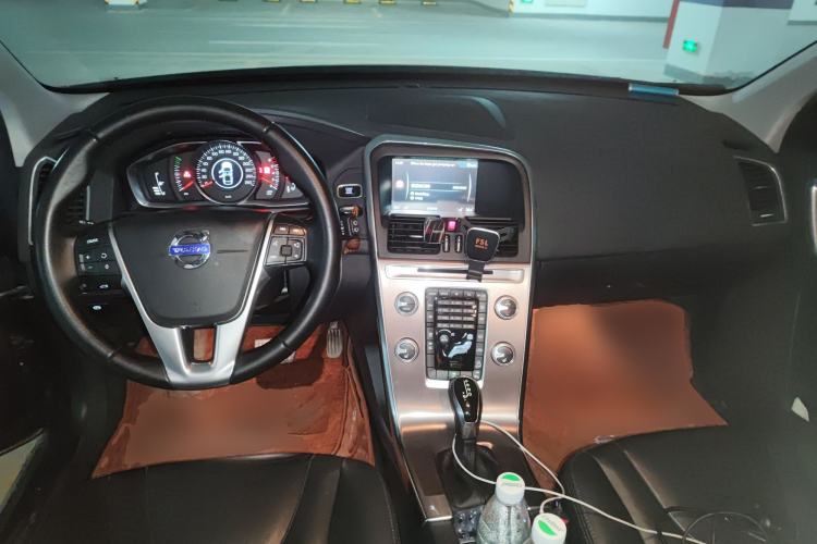 Used Volvo XC60 2017 T5 AWD Smart Upgrade Model Center Console