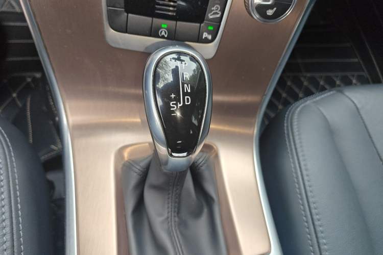Used Volvo XC60 2017 T5 AWD Smart Upgrade Model Gear Lever