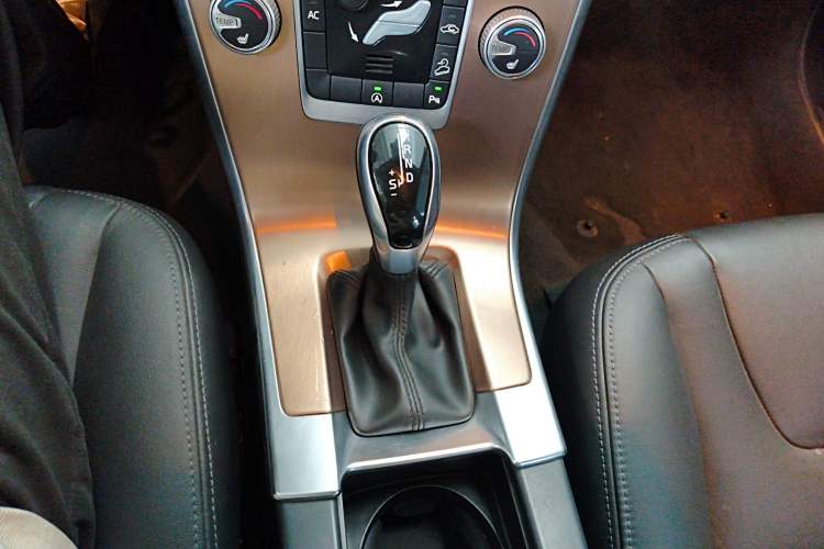 Used Volvo XC60 2017 T5 AWD Smart Upgrade Model Gear Lever