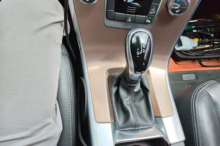 Used Volvo XC60 2017 T5 AWD Smart Upgrade Edition Gear Lever
