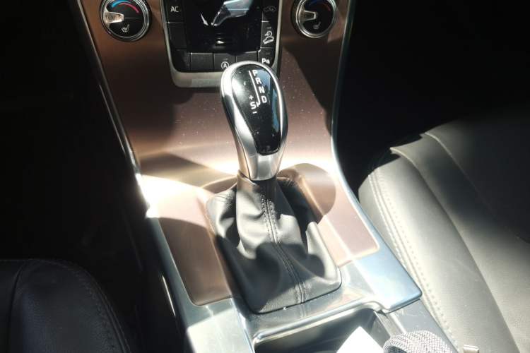 Used Volvo XC60 2017 T5 AWD Smart Upgrade Edition Gear Lever
