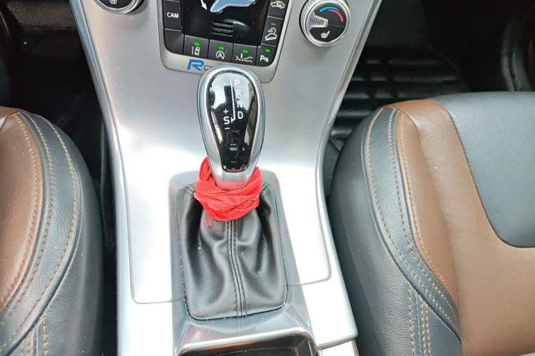 Used Volvo XC60 2017 T5 AWD Smart Range Edition Gear Lever