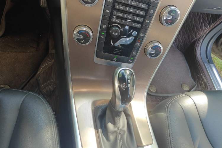 Used Volvo XC60 2017 T5 AWD Smart Upgrade Edition Gear Lever