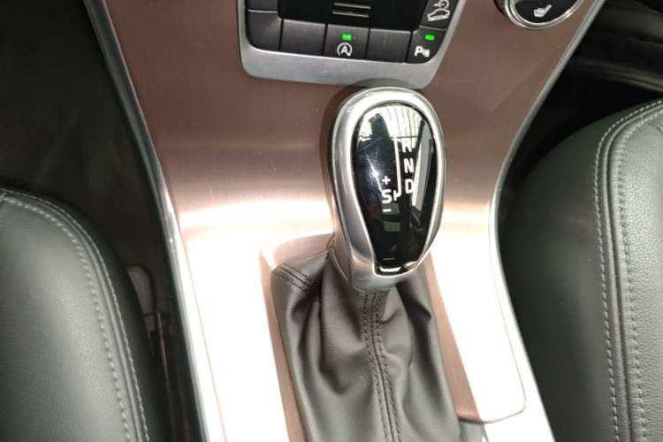 Used Volvo XC60 2017 T5 AWD Smart Upgrade Edition Gear Lever