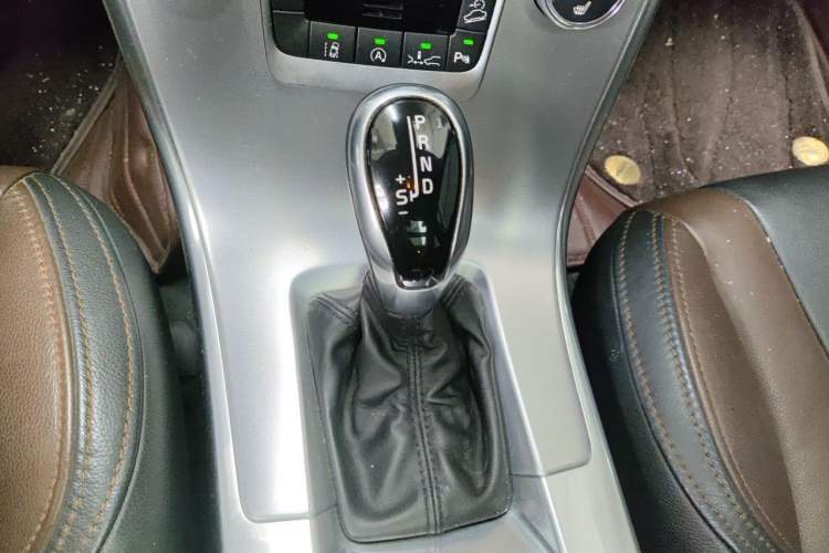 Used Volvo XC60 2017 T5 AWD Smart Range Edition Gear Lever