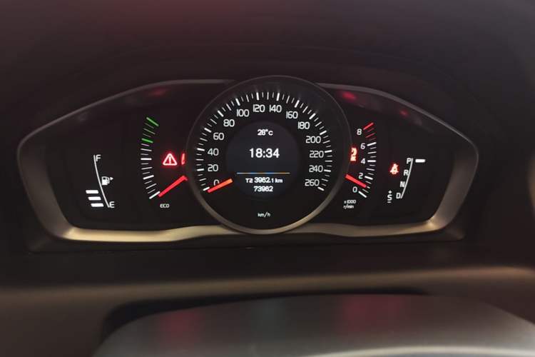 Used Volvo XC60 2017 T5 Smart Upgrade Edition Instrument Cluster