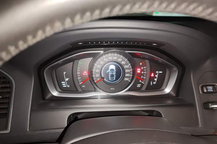 Used Volvo XC60 2017 T5 AWD Smart Upgrade Model Instrument Cluster
