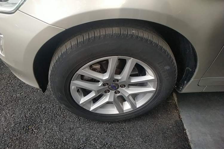 Used Volvo XC60 2017 T5 Smart Upgrade Edition Left Front Wheel Hub