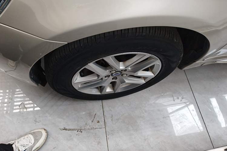 Used Volvo XC60 2017 T5 AWD Smart Upgrade Model Left Front Wheel Hub