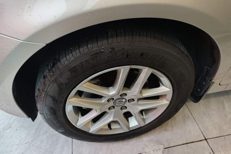 Used Volvo XC60 2017 T5 Smart Upgrade Edition Left Front Wheel Hub