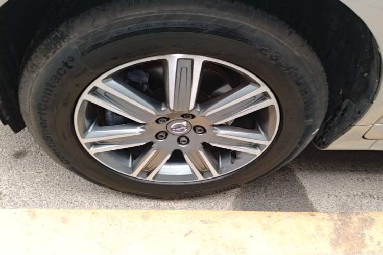Used Volvo XC60 2017 T5 AWD Smart Upgrade Edition Left Front Wheel Hub