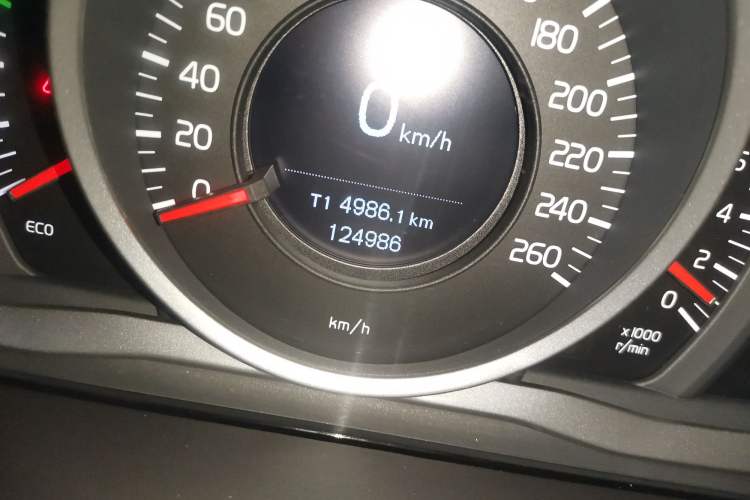 Used Volvo XC60 2017 T5 Smart Upgrade Edition Odometer Close Up