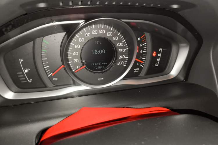 Used Volvo XC60 2017 T5 AWD Smart Upgrade Edition Odometer Close Up