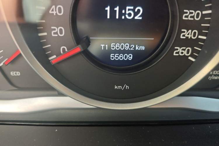 Used Volvo XC60 2017 T5 Smart Upgrade Edition Odometer Close Up
