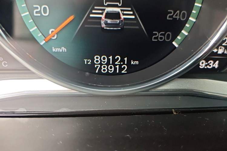 Used Volvo XC60 2017 T5 AWD Smart Range Edition Odometer Close Up