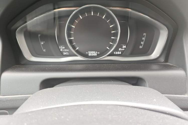 Used Volvo XC60 2017 T5 AWD Smart Range Edition Odometer Close Up